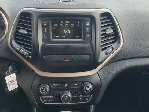 Used 2015 Jeep Cherokee Latitude AWD/4WD image 14