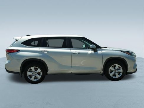 Used 2023 Toyota Highlander LE FWD image 9