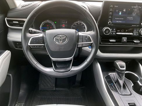 Used 2022 Toyota Highlander LE image 12