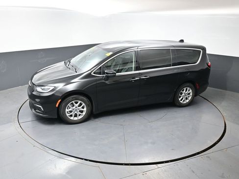 Used 2023 Chrysler Pacifica Touring-L FWD image 47