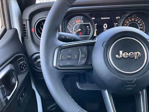 Used 2025 Jeep Wrangler Unlimited Rubicon AWD/4WD image 25