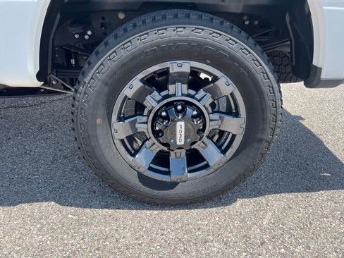 Used 2022 Ford F250 Lariat w/ Black Appearance Package image 10