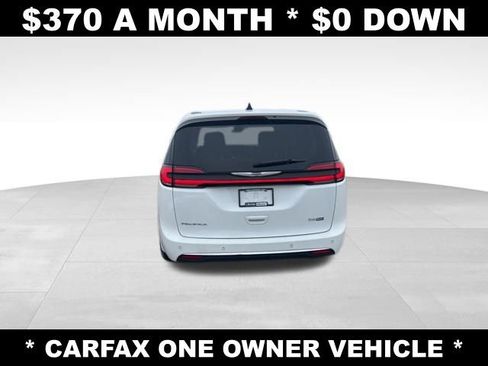 Used 2023 Chrysler Pacifica Touring-L image 4