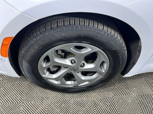 Used 2024 Chrysler Pacifica Limited image 11