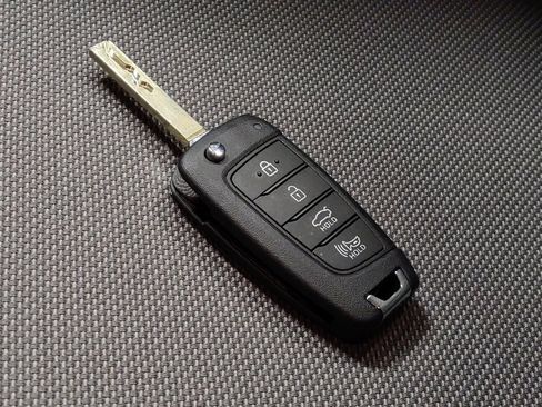 Used 2025 Hyundai Elantra SE image 32