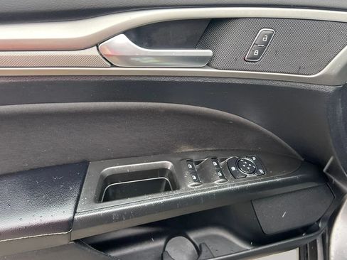 Used 2018 Ford Fusion SE FWD image 12