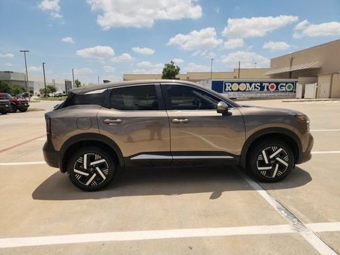 Used 2025 Nissan Kicks SV w/ Illumination Package FWD image 4