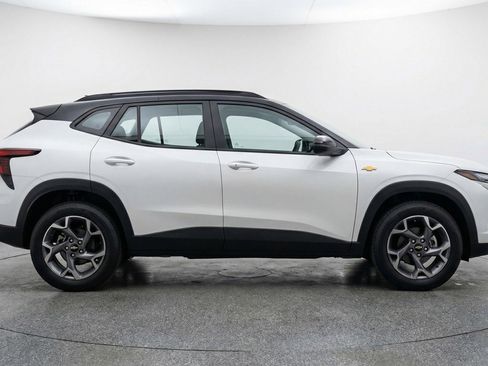 Used 2025 Chevrolet Trax LT image 11