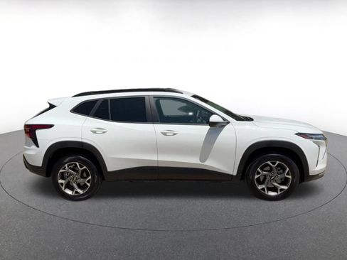 Used 2025 Chevrolet Trax LT FWD image 16