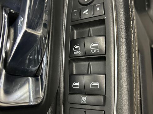 Used 2018 RAM 1500 Laramie w/ Convenience Group image 10