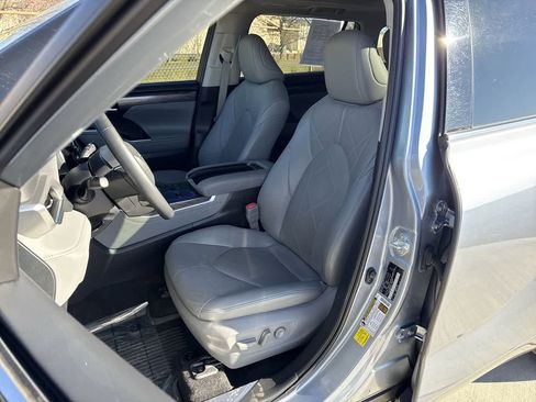 Used 2024 Toyota Highlander Platinum image 11