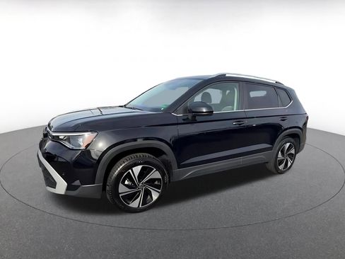 Used 2025 Volkswagen Taos SE image 8
