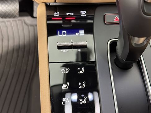 Used 2026 Porsche Macan AWD/4WD image 19