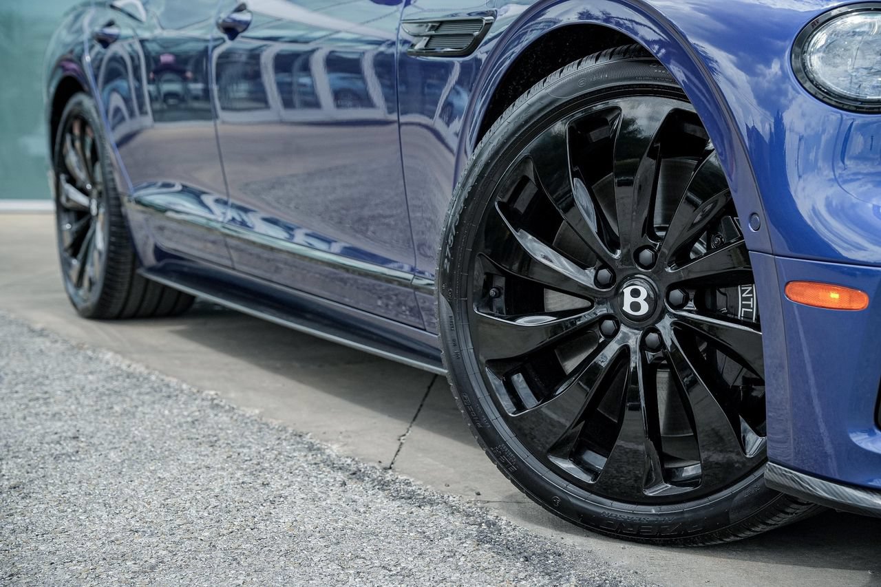 Used 2025 Bentley Flying Spur Plug-In Hybrid AWD/4WD image 16