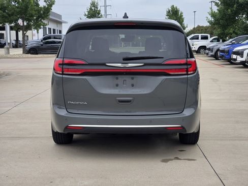Used 2023 Chrysler Pacifica Touring-L FWD image 13