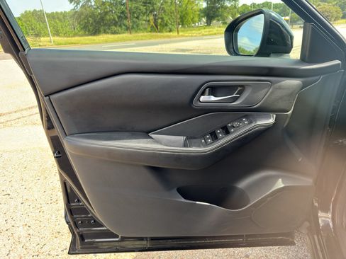Used 2025 Nissan Rogue SV AWD/4WD image 16
