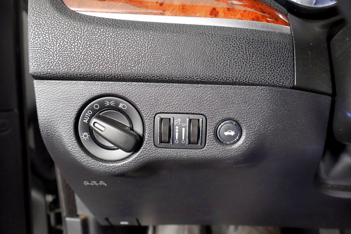 Used 2012 Chrysler 300 RWD image 31