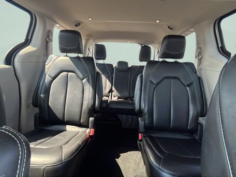 Used 2024 Chrysler Pacifica Touring-L FWD image 20