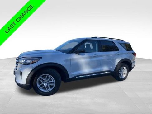Used 2025 Ford Explorer Active image 2