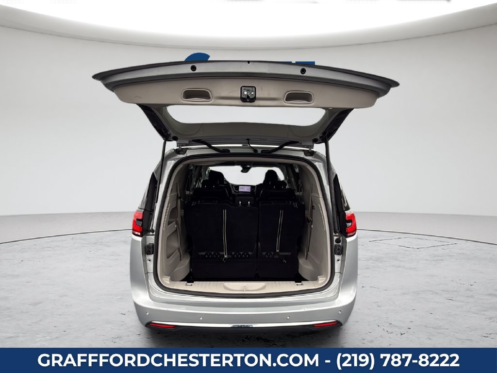 Used 2024 Chrysler Pacifica Touring-L FWD image 16