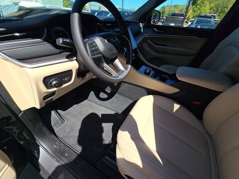 New 2025 Jeep Grand Cherokee L Limited RWD image 17