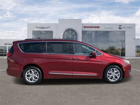Used 2017 Chrysler Pacifica Touring-L w/ Tire & Wheel Group image 2