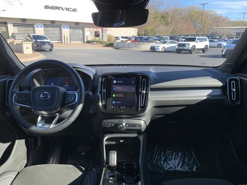 Used 2025 Volvo XC40 B5 Plus image 30