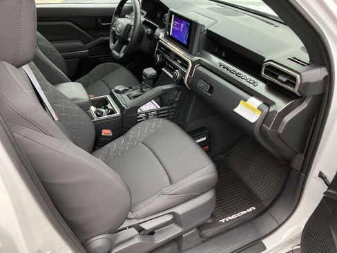Used 2025 Toyota Tacoma SR5 AWD/4WD image 12