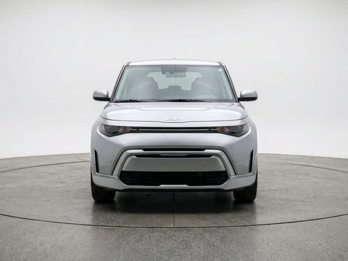 Used 2025 Kia Soul LX w/ LX Technology Package FWD image 2