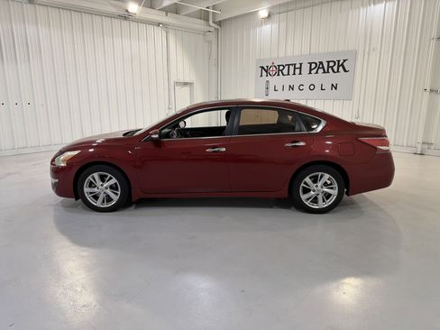 Used 2013 Nissan Altima 2.5 SV w/ 2.5SV Convenience Pkg FWD image 2
