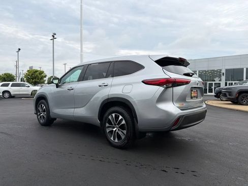 Used 2021 Toyota Highlander XLE AWD/4WD image 5
