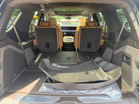 Used 2026 Cadillac Escalade Luxury w/ LPO, Floor Liner Package AWD/4WD image 39