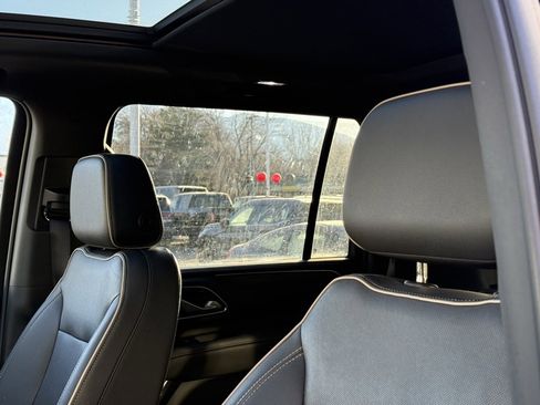 Used 2022 GMC Yukon XL SLT image 11
