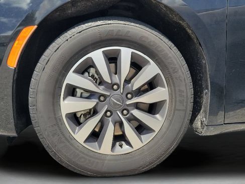 Used 2023 Chrysler Pacifica Touring-L FWD image 2