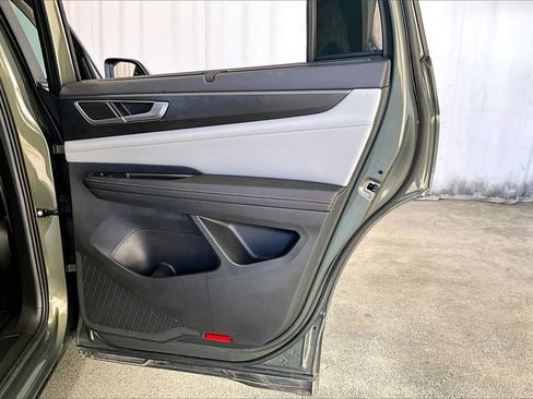 Used 2024 Volkswagen Atlas Peak Edition SE image 23