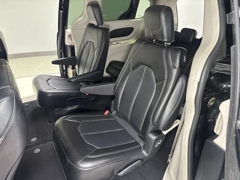 Used 2024 Chrysler Pacifica Touring-L FWD image 27