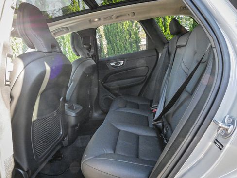 Used 2025 Volvo XC60 B5 Plus image 27