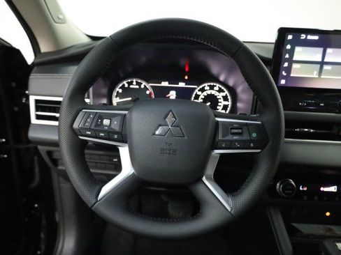 New 2025 Mitsubishi Outlander SE image 6