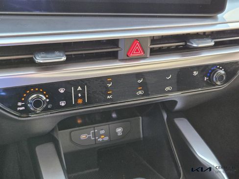 Certified 2025 Kia Sorento LX image 23