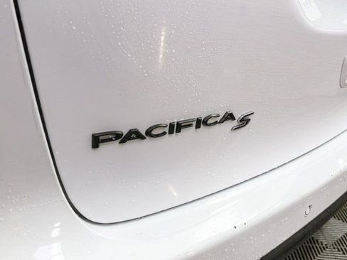 Used 2024 Chrysler Pacifica Select image 9