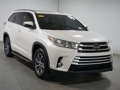 Used 2018 Toyota Highlander XLE image 3