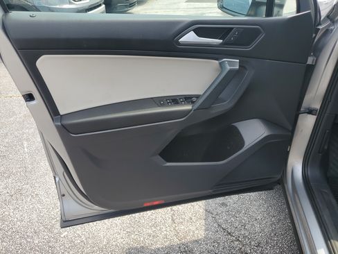 Used 2019 Volkswagen Tiguan SE w/ Panoramic Sunroof Package FWD image 17