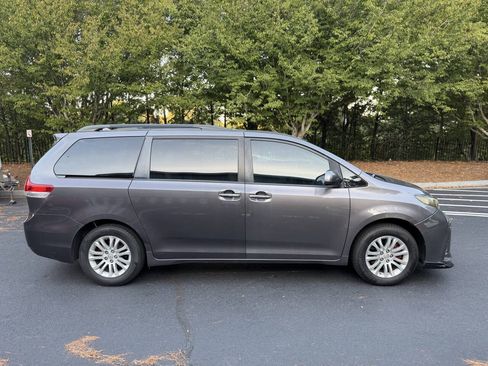 Used 2011 Toyota Sienna XLE w/ Premium Pkg FWD image 7