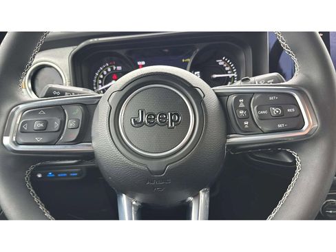 Used 2025 Jeep Wrangler Sahara w/ Safety Group image 17