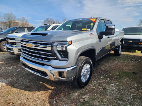 Used 2025 Chevrolet Silverado 2500 LTZ w/ LTZ Convenience Package image 3