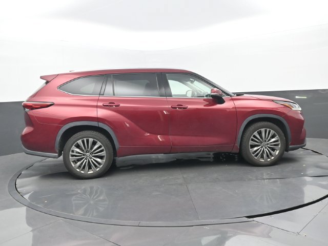 Used 2021 Toyota Highlander Platinum FWD image 2