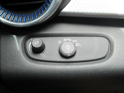 Used 2025 Chevrolet Trax LT w/ Sunroof Package FWD image 23