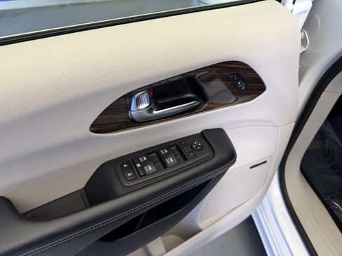 Used 2022 Chrysler Pacifica Limited w/ Uconnect Theater Family Group FWD image 10