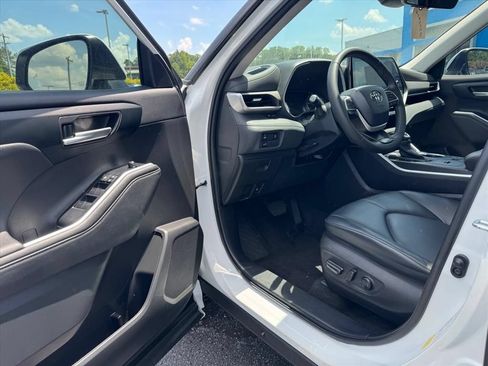 Used 2023 Toyota Highlander XLE FWD image 15
