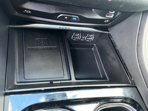 Used 2024 Chrysler Pacifica Limited w/ Uconnect Theater Family Group FWD image 24